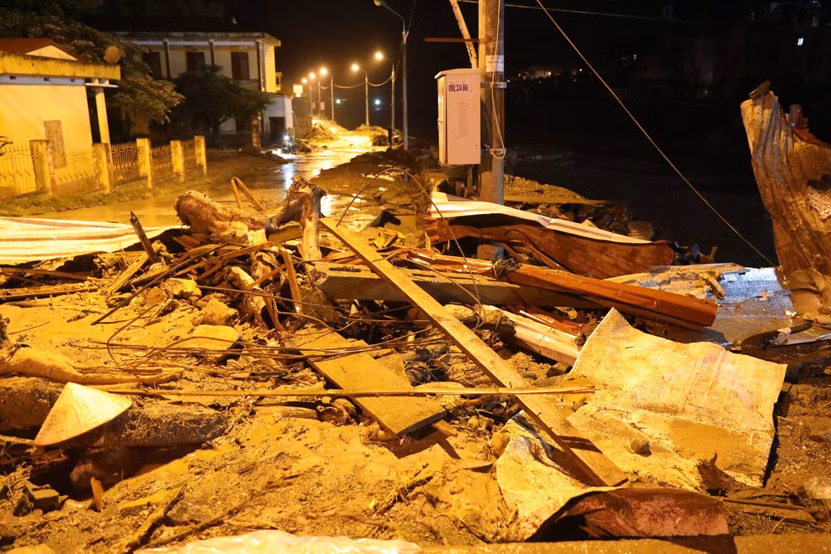 Phó Thủ tướng Trịnh Đình Dũng cùng lãnh đạo Bộ Nông nghiệp và Phát triển nông thôn, Ban chỉ đạo trung ương về Phòng chống thiên tai trực tiếp đến hiện trường để cùng UBND tỉnh Yên Bái xem xét, xử lý hỗ trợ, khắc phục hậu quả, thăm hỏi, động viên gia đình người dân bị ảnh hưởng. Sau khi đi kiểm tra tình hình thiệt hại do trận lũ quét rạng sáng ngày 3/8 gây ra tại thị trấn Mù Căng Chải (Yên Bái), Phó Thủ tướng Trịnh Đình Dũng yêu cầu huy động lực lượng, khẩn trương tìm kiếm người còn mất tích, hỗ trợ, cứu chữa người bị thương.