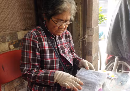 Tan cung noi kho cua cu ba bi cuop sach ve so-Hinh-2