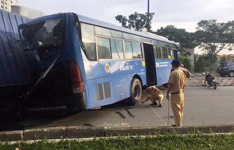 Lực lượng CSGT Công an quận 2, TP HCM và các đơn vị nghiệp vụ liên quan tiến hành khám nghiệm để điều tra làm rõ nguyên nhân.