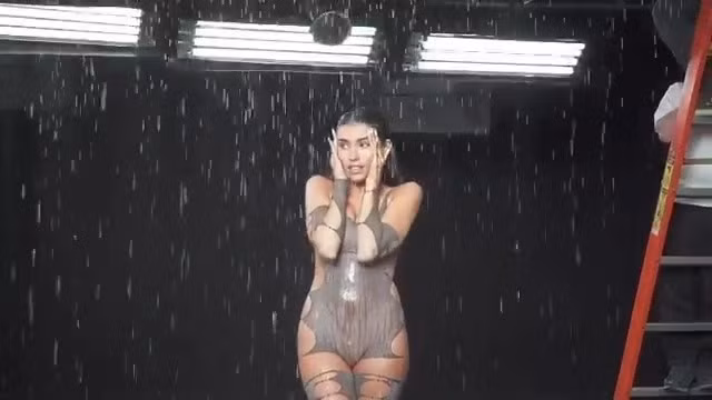 Tên tuổi cô từng là hiện tượng trên mạng, được fan Việt tìm kiếm nhiều ở thời điểm MV Hãy trao cho anh ra mắt