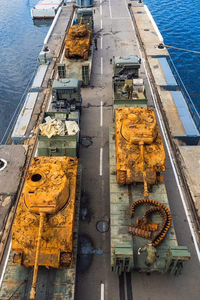 M4 Sherman là dòng xe tăng hạng trung chủ lực của Quân đội Mỹ và đồng minh trong chiến tranh thế giới thứ 2. Dù tồn tại nhiều nhược điểm – ví dụ như dễ cháy vì dùng động cơ xăng – nhưng nhờ chi phí rẻ, dễ chế tạo số lượng, M4 Sherman vẫn được quân Mỹ sử dụng trên mọi chiến trường từ châu Âu sang châu Á. Không chỉ trong CTTG 2 mà tới tận các cuộc chiến tranh Triều Tiên, chiến tranh Việt Nam, chiến tranh ở trung đông nhiều năm sau đó. Nguồn ảnh: BQP Nga