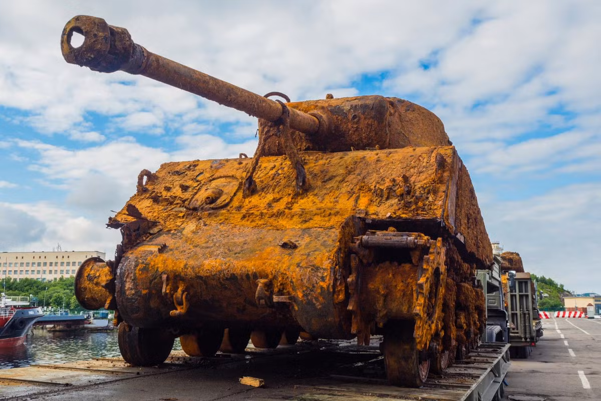 Một chiếc M4 Sherman có đơn giá khoảng 607.861-879.336 USD (theo thời giá năm 2017), nặng 42 tấn, dài 5,84-6,27m tùy phiên bản, bọc giáp dày 177,8mm mặt trước thân xe và tháp pháo. Chiếc xe tăng có thể di chuyển với tốc độ 48km/h - khá nhanh nhưng việc dùng động cơ xăng khiến xe dễ cháy nổ khi trúng đạn. Nguồn ảnh: BQP Nga