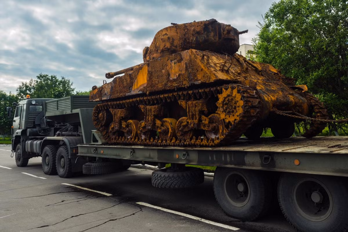 Hỏa lực của xe tăng M4 Sherman thường là pháo chống tăng 75mm M3 (trên các phiên bản đầu) và sau này chủ yếu là pháo 76mm M1A1 hoặc M1A2, một số ít được trang bị pháo 105mm M4. Nguồn ảnh: BQP Nga