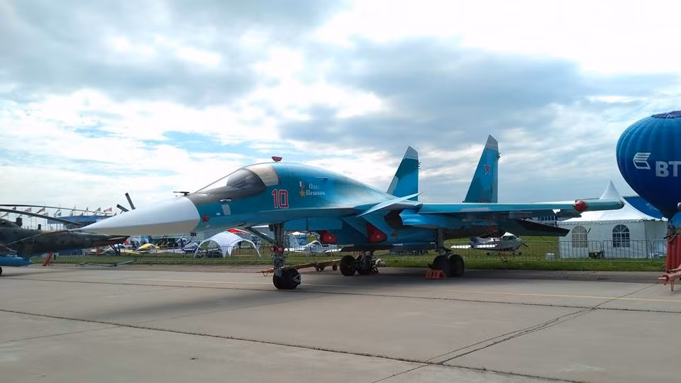 Trong ảnh, khách mời quen thuộc – máy bay tiêm kích - bom Sukhoi Su-34. Nguồn ảnh: Vitaly-Kuzmin