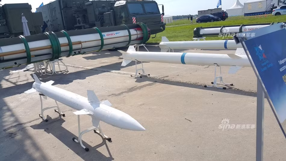 Các loại đạn tên lửa phòng không của hệ thống S-400, S-350E hay S-300. Nguồn ảnh: Vitaly-Kuzmin