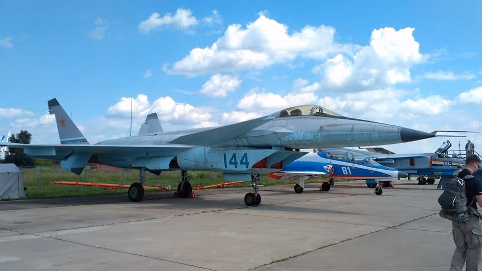 Đây cũng là những khách mời thường xuyên của các kỳ MAKS gồm (từ trái qua phải ảnh): Tiêm kích tàng hình thử nghiệm MiG 1.44; máy bay huấn luyện MiG AT và tiêm kích – bom MiG-27. Nguồn ảnh: Vitaly-Kuzmin