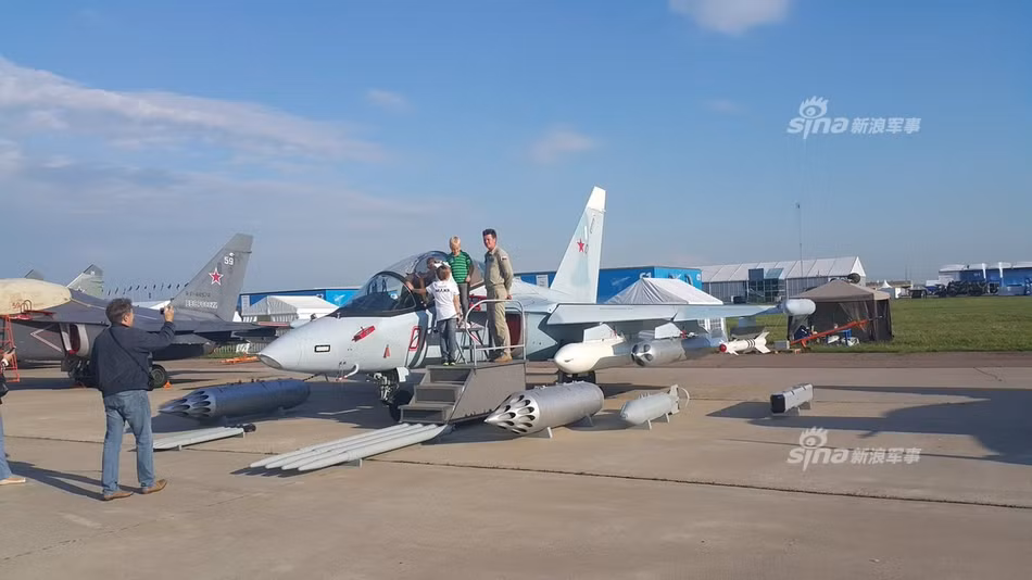 Máy bay huấn luyện chiến đấu Yak-130 với các loại vũ khí mà nó có thể mang theo. Nguồn ảnh: Sina