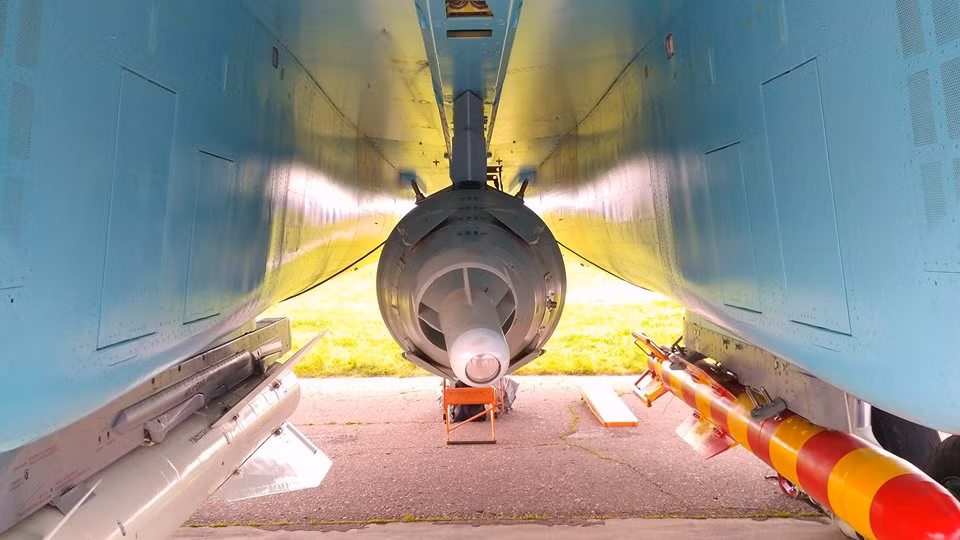 Bom thông minh treo dưới bụng tiêm kích – bom Sukhoi Su-34. Nguồn ảnh: Vitaly-Kuzmin