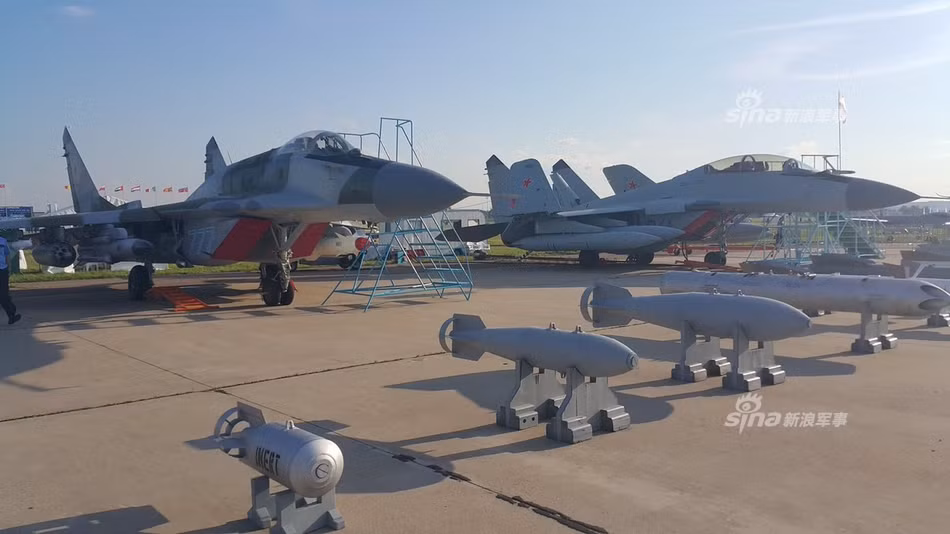 Tiêm kích hạm MiG-29K và MiG-29KUB cùng dàn vũ khí gồm các loại tên lửa và bom thông minh. Nguồn ảnh: Sina