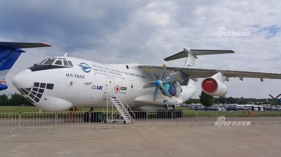 Máy bay thử nghiệm động cơ hàng không Il-76LL – có thể thấy trên cánh máy bay được trang bị một động cơ cánh quạt – có thể là động cơ mới cho dòng máy bay vận tải đang được nghiên cứu chế tạo. Nguồn ảnh: Vitaly-Kuzmin