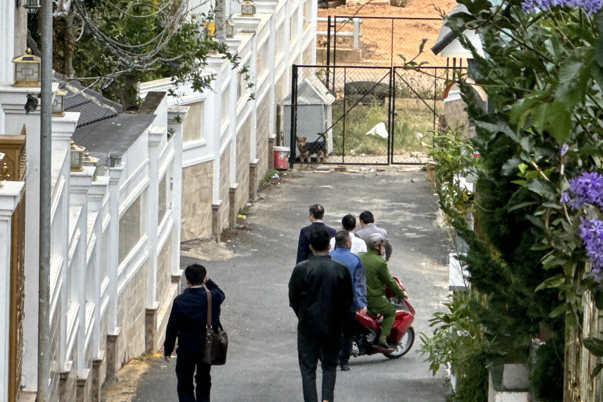 Chiều ngày 2/1, một số cán bộ công an cùng các đơn vị chức năng có mặt tại nhà ông Trần Văn Hiệp, Chủ tịch UBND tỉnh Lâm Đồng trên đường Yersin, phường 9, TP Đà Lạt. Sau khi tổ công tác của công an vào bên trong, cổng vào của ngôi nhà được khóa kín. Bộ Công an cho biết, cơ quan điều tra đã thi hành lệnh khám xét đối với ông Hiệp.