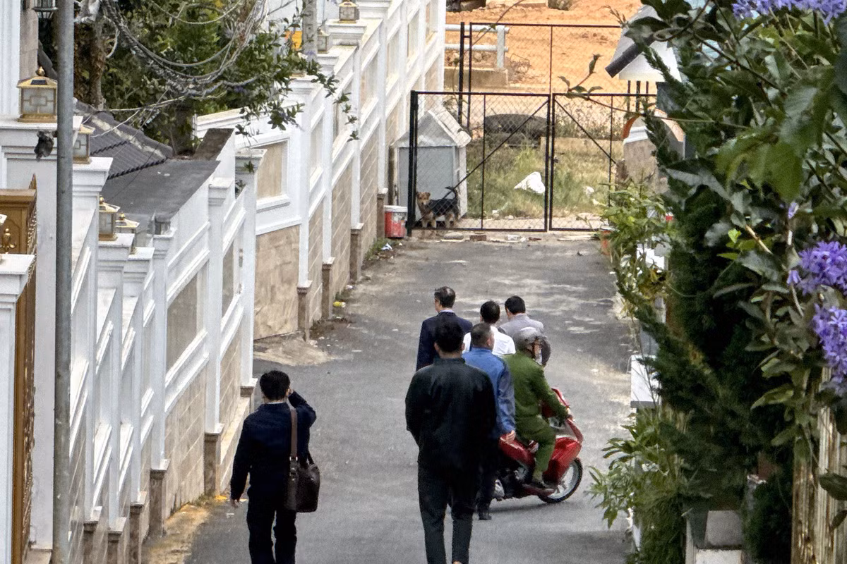 Chiều ngày 2/1, một số cán bộ công an cùng các đơn vị chức năng có mặt tại nhà ông Trần Văn Hiệp, Chủ tịch UBND tỉnh Lâm Đồng trên đường Yersin, phường 9, TP Đà Lạt. Sau khi tổ công tác của công an vào bên trong, cổng vào của ngôi nhà được khóa kín. Bộ Công an cho biết, cơ quan điều tra đã thi hành lệnh khám xét đối với ông Hiệp.