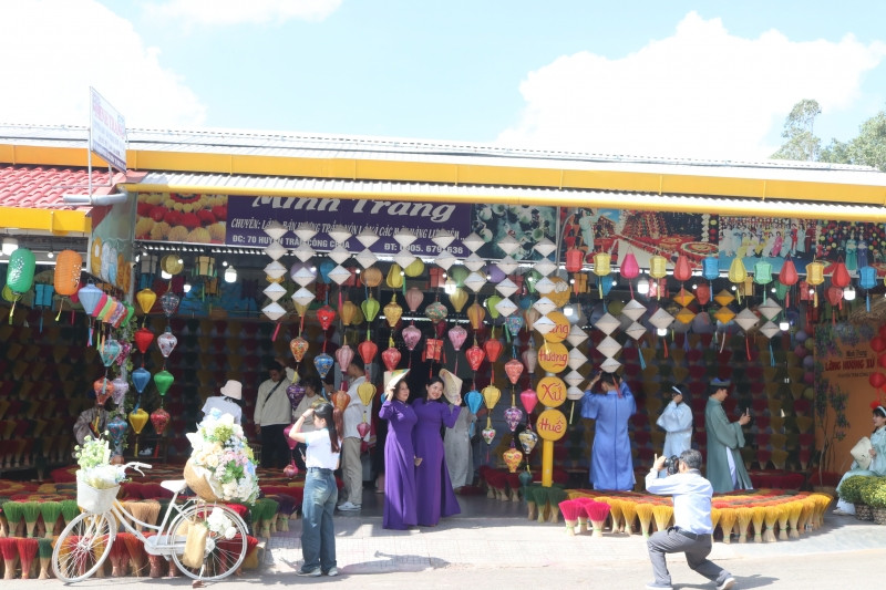 Ở phía Tây Nam thành phố Huế, người dân và du khách cũng dễ dàng tìm thấy nhiều điểm tham quan du lịch - văn hoá để chụp ảnh với áo dài, trong đó có làng hương Thuỷ Xuân. Những năm trở lại đây, người dân nơi đây vừa giữ gìn nghề truyền thống vừa kết hợp làm du lịch, cách làm mới này đã giúp nhiều hộ tăng thêm thu nhập, ổn định kinh tế gia đình. 