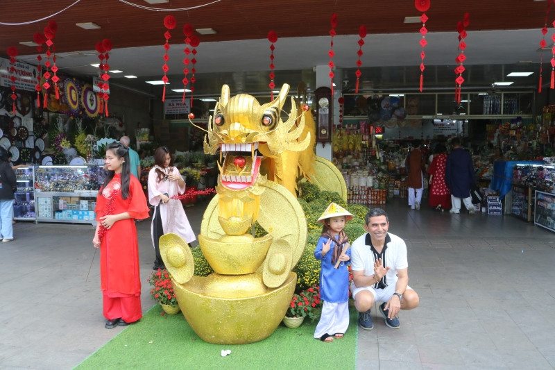 Nhằm chuẩn bị đón Tết Giáp Thìn 2024, Ban Quản lý chợ Đông Ba đã trang hoàng ngôi chợ trở nên lung linh, đa màu sắc, đặc biệt là linh vật rồng ở ngay trước cổng chính của chợ. Chính sự chuyển mình đầy màu sắc Tết đó đã biến chợ Đông Ba thành điểm đến tham quan, chụp ảnh được đông đảo bạn trẻ lựa chọn. Thậm chí, cả du khách nước ngoài cũng không bỏ lỡ cơ hội để ghi lại những bức hình đẹp làm kỷ niệm. 