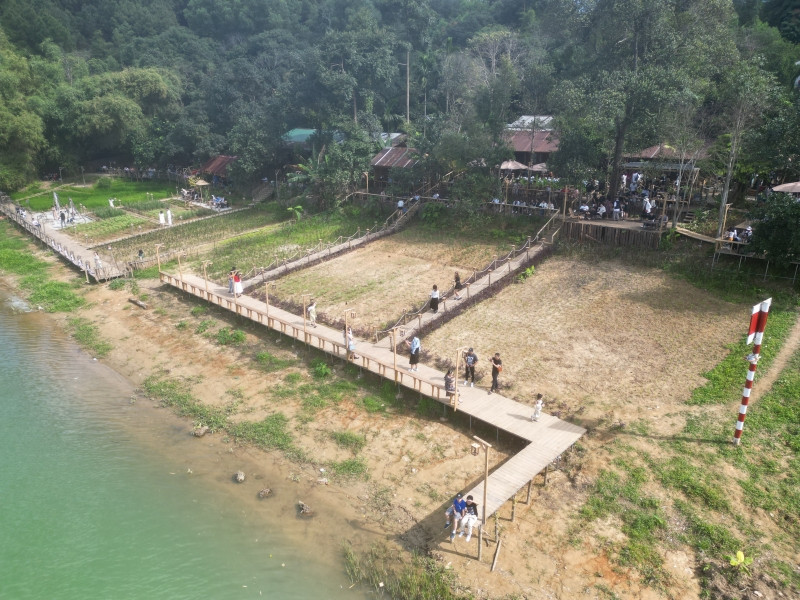 Dễ dàng nhận ra sự cuốn hút của ngôi làng bên bờ thượng nguồn sông Hương, một không gian thư giãn tuyệt vời vào dịp cuối tuần và lại nằm cách trung tâm TP Huế không xa.