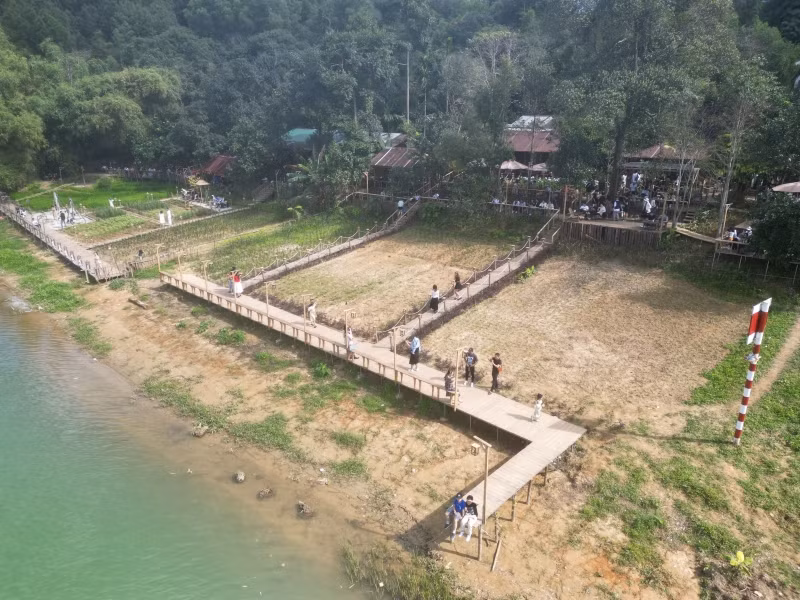 Dễ dàng nhận ra sự cuốn hút của ngôi làng bên bờ thượng nguồn sông Hương, một không gian thư giãn tuyệt vời vào dịp cuối tuần và lại nằm cách trung tâm TP Huế không xa.