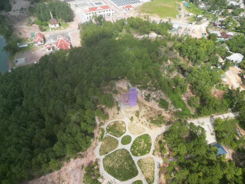 Trong giai đoạn 2, Dự án sẽ triển khai xây dựng lối đi theo các đường mòn đã có đến khu vực bến thuyền bằng đá granite tự nhiên; lắp đặt lan can bảo vệ đường lên từ điểm ngắm cảnh ở bãi bồi; xây dựng điểm ngắm cảnh ở bãi bồi, tường chắn, chòi nghỉ, đồng thời tháo dỡ chòi canh kết hợp phòng cháy chữa cháy hiện trạng và xây dựng lại chòi canh, phòng cháy chữa cháy kết hợp khu vệ sinh và điểm ngắm cảnh, hệ thống điện chiếu sáng. Dự kiến, DA triển khai trong 2 năm, 2023- 2024.