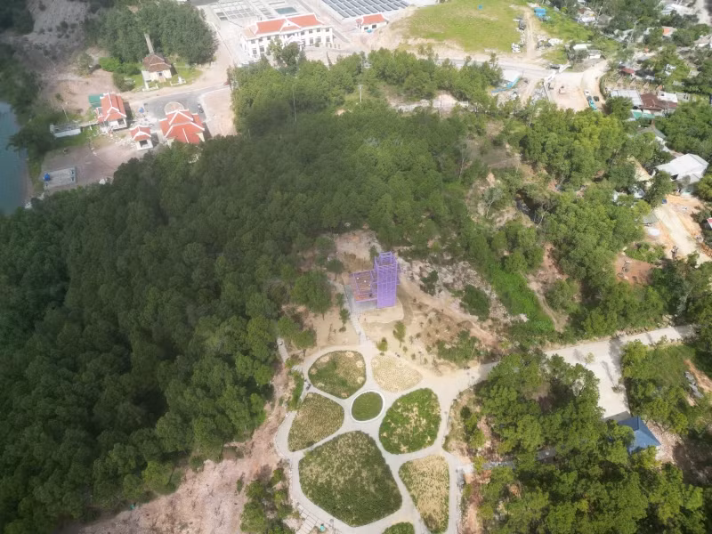 Trong giai đoạn 2, Dự án sẽ triển khai xây dựng lối đi theo các đường mòn đã có đến khu vực bến thuyền bằng đá granite tự nhiên; lắp đặt lan can bảo vệ đường lên từ điểm ngắm cảnh ở bãi bồi; xây dựng điểm ngắm cảnh ở bãi bồi, tường chắn, chòi nghỉ, đồng thời tháo dỡ chòi canh kết hợp phòng cháy chữa cháy hiện trạng và xây dựng lại chòi canh, phòng cháy chữa cháy kết hợp khu vệ sinh và điểm ngắm cảnh, hệ thống điện chiếu sáng. Dự kiến, DA triển khai trong 2 năm, 2023- 2024.