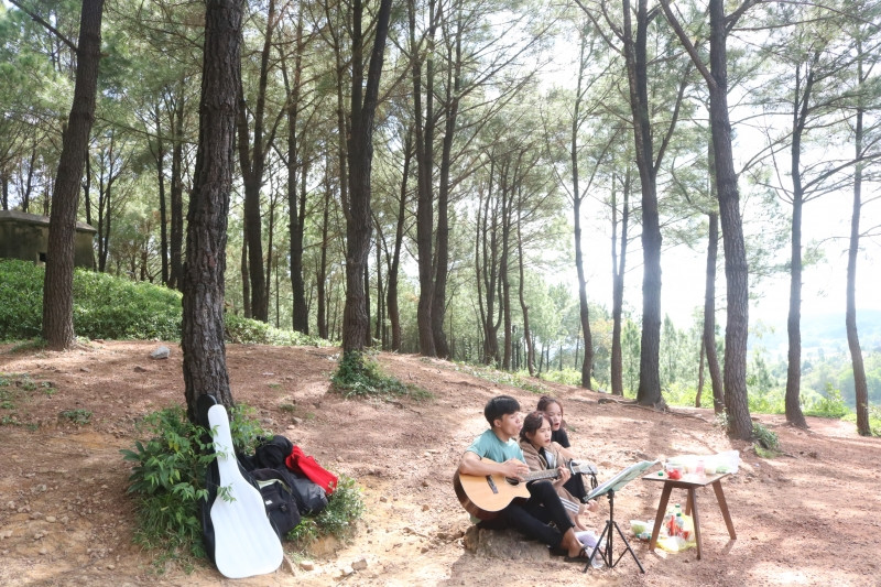 Sáng Chủ nhật, dưới tán những gốc thông cổ thụ trên đồi Vọng Cảnh, Hồ Văn Phung (SN 2004, sinh viên năm 2 Trường Đại học Nông Lâm Huế) cùng nhóm bạn cùng là sinh viên người Vân Kiều đến từ 2 huyện vùng cao Đakrông và Hướng Hoá (Quảng Trị) say xưa đàn, hát các bài hát đang thịnh hành của giới trẻ hiện nay.