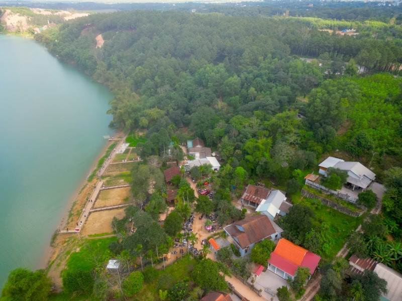 Ngay phía tả ngạn đồi Vọng Cảnh, người dân làng ở đây đã tận dụng được cảnh đẹp do đất trời ban tặng để “thiết lập” ra một khu check - in miễn chê bên bờ sông Hương. Những ngày vừa qua, thời tiết tại Huế không mưa, nắng nhẹ nên điểm tham quan, chụp ảnh này đã thu hút rất nhiều người tìm đến, nhất là các bạn trẻ. 