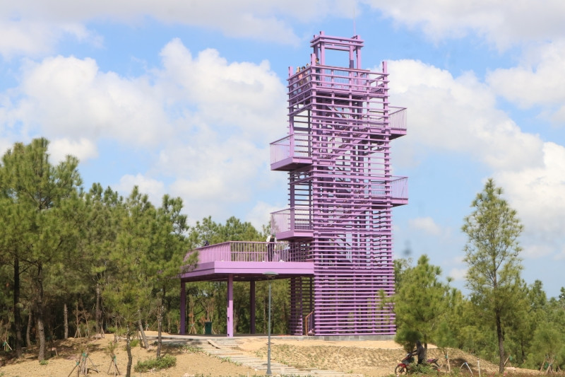 Tại khu vực trung tâm của đồi Vọng Cảnh, một tháp ngắm cảnh với mà “Tím Huế” đang trong giai đoạn hoàn thành, hứa hẹn sẽ là điểm check-in được nhiều người háo hức chờ đợi, nhất là dịp Tết cổ truyền sắp đến.