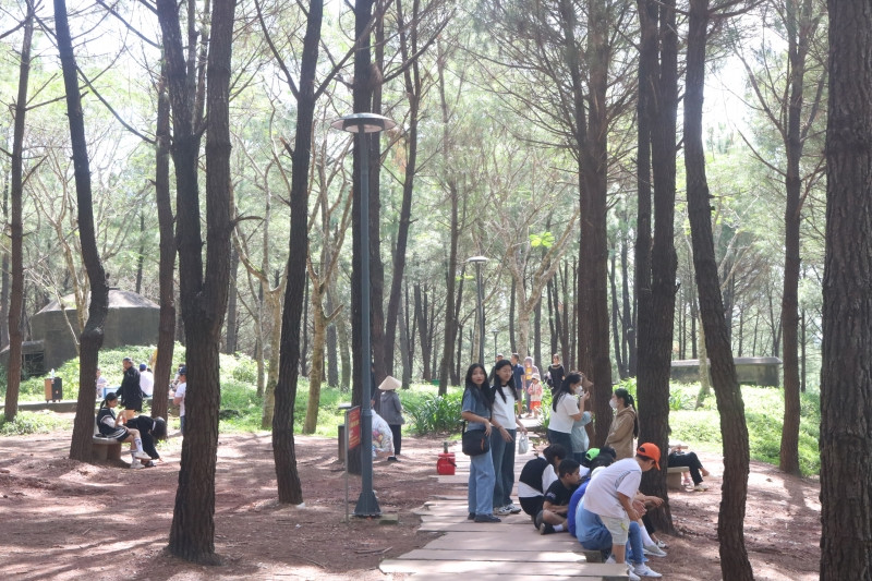 Nằm ngay bên cạnh làng hương Thuỷ Xuân là đồi Vọng Cảnh, nơi đã được xem là khu du lịch sinh thái đặc biệt, phong cảnh được liệt vào hàng danh thắng của xứ Huế. Ngày nay, đồi Vọng Cảnh là nơi được nhiều người lựa chọn để đưa gia đình, bạn bè cùng đến xả hơi sau một tuần học tập, làm việc căng thẳng.