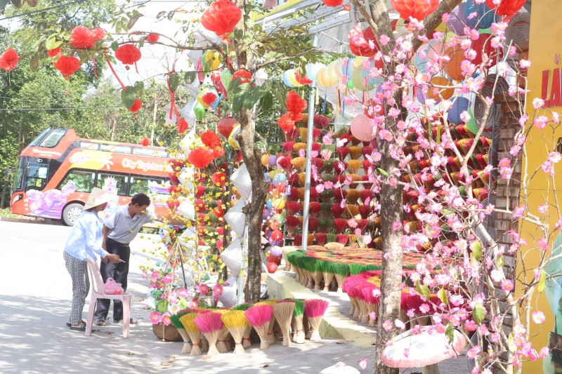 Dịp cận Tết Nguyên đán, làng hương Thuỷ Xuân càng trở nên rực rỡ sắc màu với mai, đào, đèn lồng trang trí cùng sắc xanh - đỏ của hương trầm. 