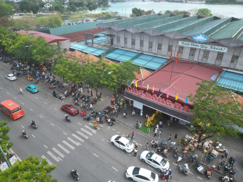 Hiện nay, chợ Đông Ba đang dần trở thành một chợ truyền thống thân thiện, không nói thách, không chặt chém, tiểu thương mặc áo dài, ăn nói nhỏ nhẹ, lịch sự và hướng tới áp dựng chuyển đổi số,… 