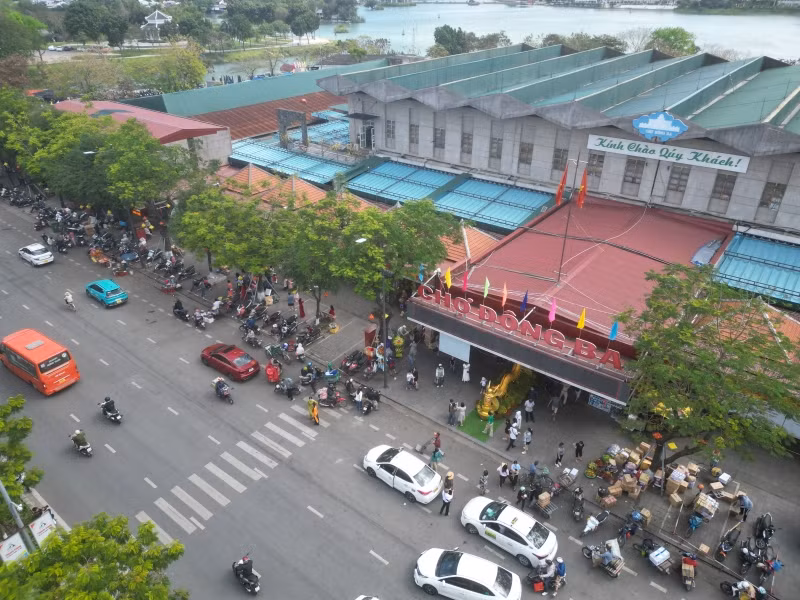 Hiện nay, chợ Đông Ba đang dần trở thành một chợ truyền thống thân thiện, không nói thách, không chặt chém, tiểu thương mặc áo dài, ăn nói nhỏ nhẹ, lịch sự và hướng tới áp dựng chuyển đổi số,… 