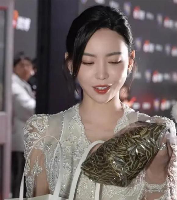 Dân mạng choáng với các món quà tặng keo kiệt của dàn sao Hoa ngữ - Hình 9 Dan mang choang voi cac mon qua tang keo kiet cua dan sao Hoa ngu-Hinh-9