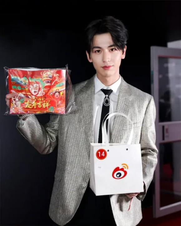 Dân mạng choáng với các món quà tặng keo kiệt của dàn sao Hoa ngữ - Hình 6 Dan mang choang voi cac mon qua tang keo kiet cua dan sao Hoa ngu-Hinh-6