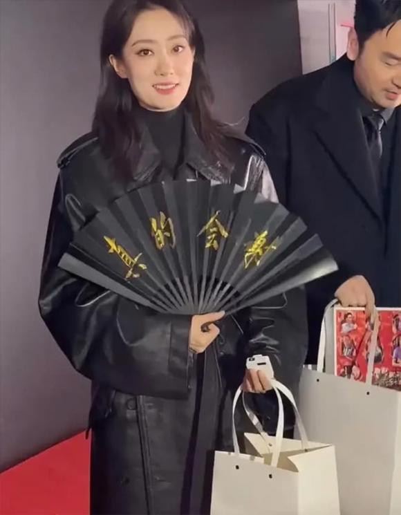 Dân mạng choáng với các món quà tặng keo kiệt của dàn sao Hoa ngữ - Hình 7 Dan mang choang voi cac mon qua tang keo kiet cua dan sao Hoa ngu-Hinh-7