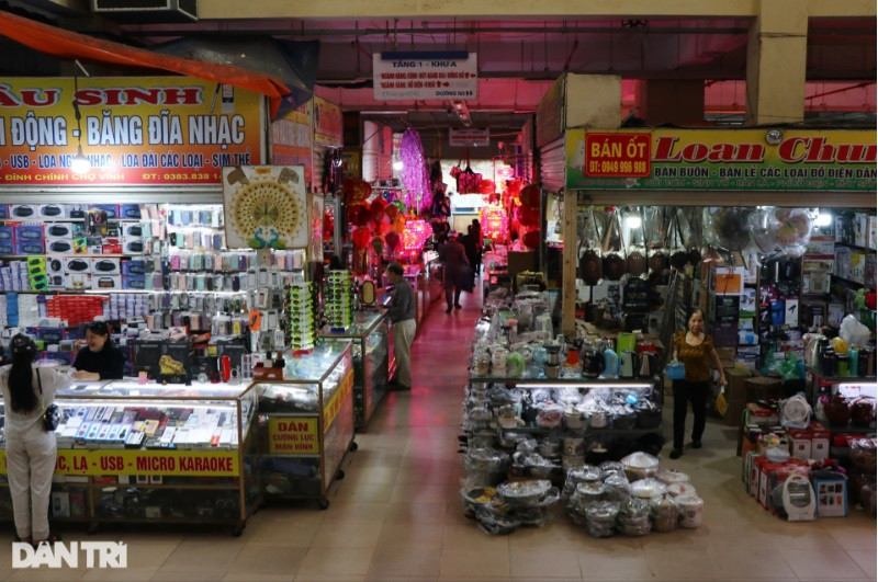 Nghệ An: Tiểu thương chợ truyền thống rủ nhau đóng cửa sớm - Hình 6 Nghe An: Tieu thuong cho truyen thong ru nhau dong cua som-Hinh-6