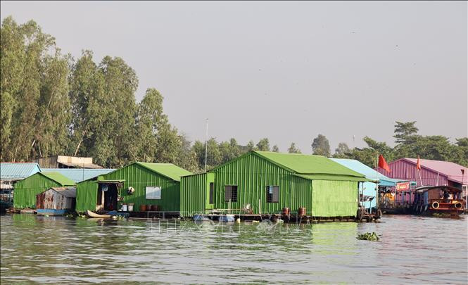 Làng bè sắc màu ngã ba sông Châu Đốc nằm trên tuyến tham quan, du lịch tìm hiểu, trải nghiệm đời sống sông nước và văn hóa cộng đồng người Chăm An Giang nổi tiếng của tỉnh. Bên cạnh làng bè, thị trấn Đa Phước (huyện An Phú) nổi tiếng với nghề dệt thổ cẩm, làng Chăm và hai thánh đường Ehsan, Sunnah, có kiến trúc độc đáo, nơi sinh hoạt tín ngưỡng của cộng đồng Chăm.