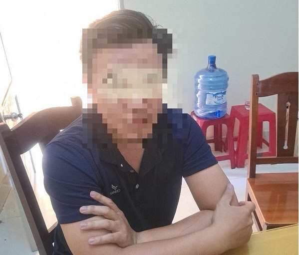 Huan luyen vien day vo hiep dam hoc vien, dung dien thoai quay lai clip