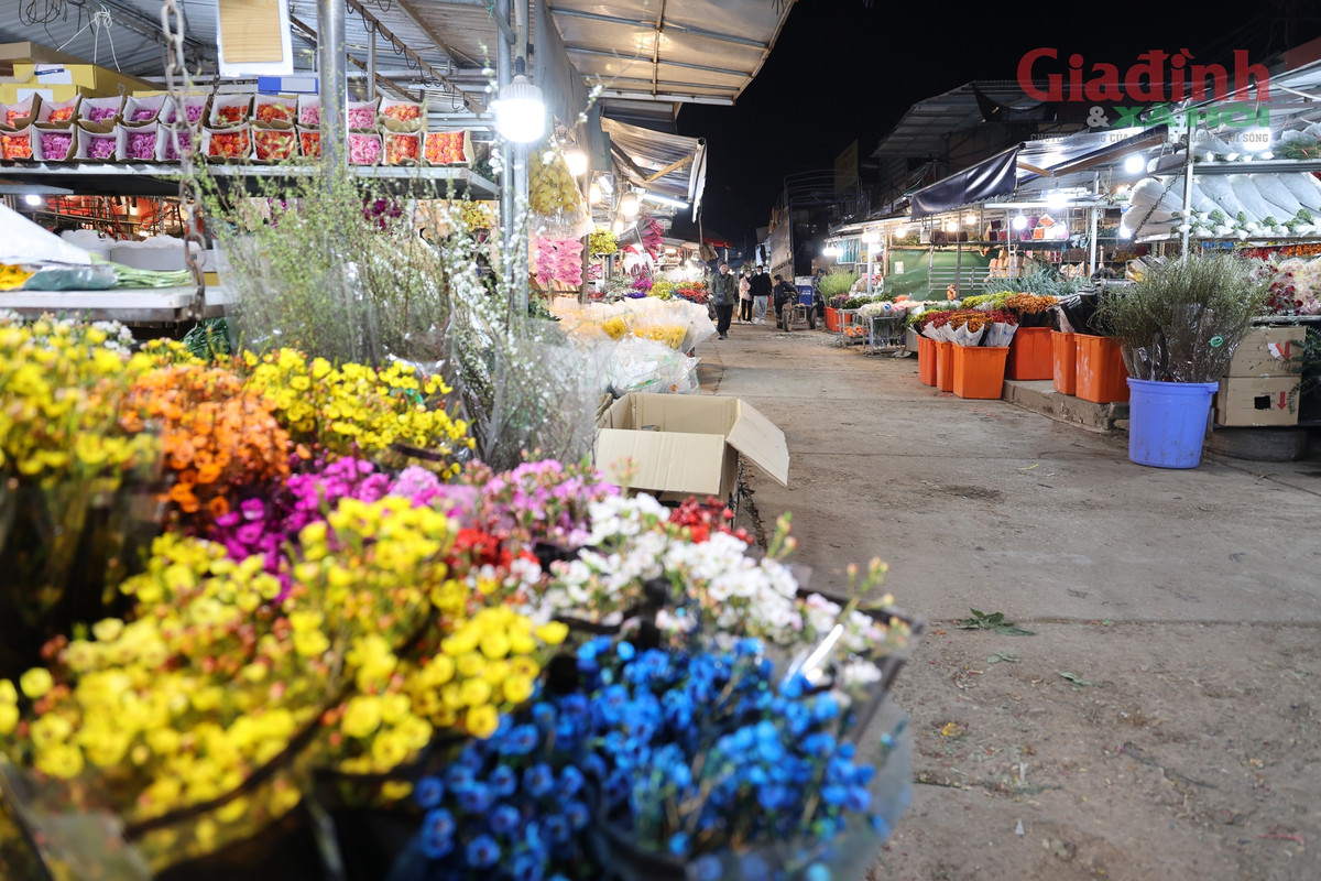 Thứ nhất, do sự ảnh hưởng của việc chậm tiến độ dự án mở rộng đường Âu Cơ - Nghi Tàm, khiến các phương tiện ra vào khó khăn. 