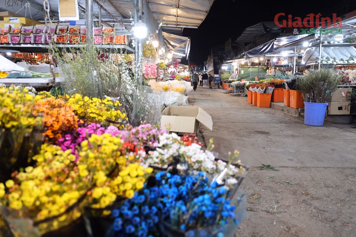 Thứ nhất, do sự ảnh hưởng của việc chậm tiến độ dự án mở rộng đường Âu Cơ - Nghi Tàm, khiến các phương tiện ra vào khó khăn. 