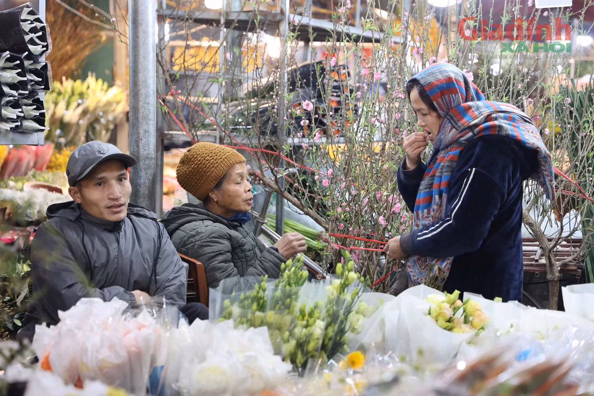 Do đó, những ngày này, các tiểu thương tại chợ hoa Quảng An lại nhóm lửa, tụ tập tán gẫu để... chờ khách hàng. 