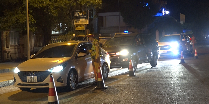Hải Dương: Một phụ nữ bị phạt vì không chấp hành đo nồng độ cồn Hai Duong: Mot phu nu bi phat vi khong chap hanh do nong do con