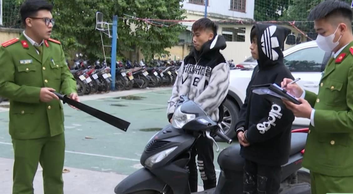 Bat 2 doi tuong dung dao de doa phu nu, cuop tai san