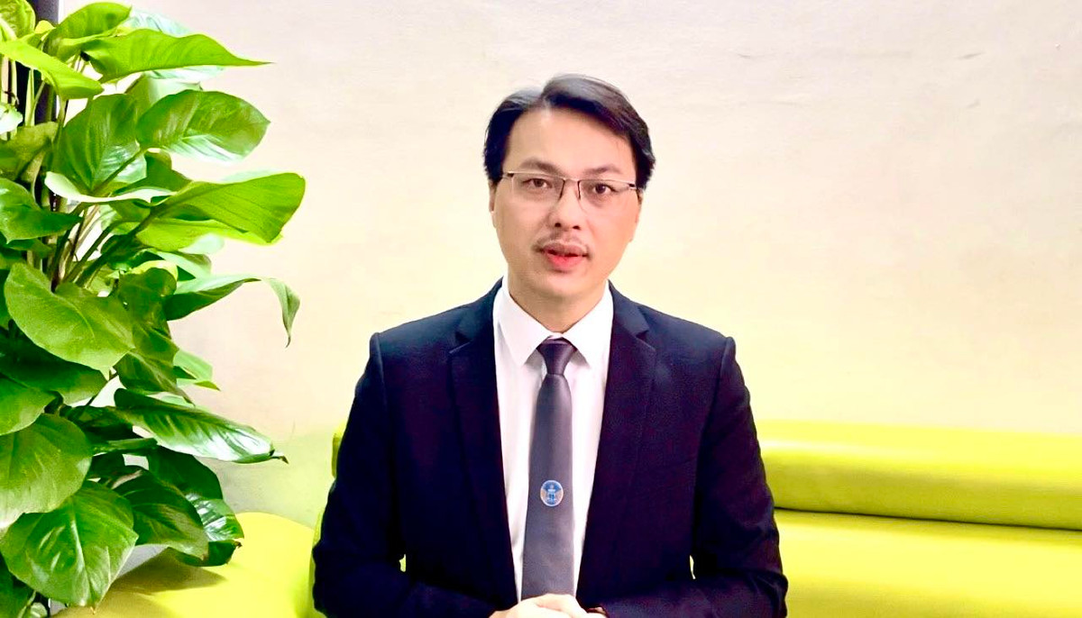 TikToker “to” bi quan pho duoi vi ngoi xe lan: Ai se bi xu phat?-Hinh-2