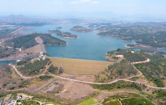 Dự án Khu đô thị thương mại, du lịch, nghỉ dưỡng sinh thái Đại Ninh có quy mô hơn 3.595 ha, trong đó diện tích thuê rừng 1.050 ha với tổng vốn đầu tư 25.243 tỷ đồng. Thời gian dự kiến thực hiện từ năm 2010 đến năm 2018. Đến nay dự án chỉ xây dựng được vài công trình tạm và để rừng bị phá, lấn chiếm hàng trăm ha. (Ảnh: NLĐ)