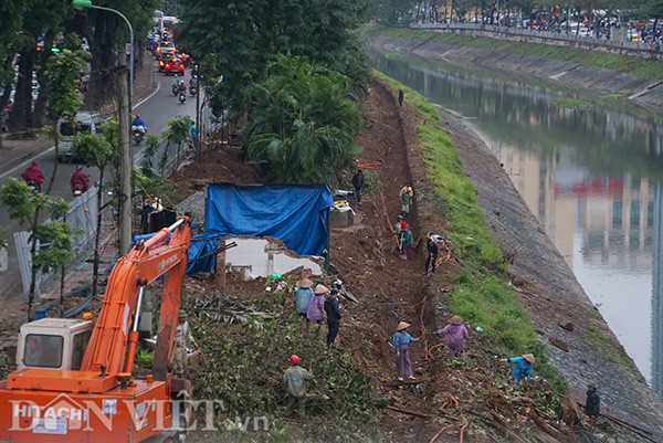 Trên đường Láng, các phương tiện cũng đang tích cực thi công dọc sông Tô Lịch để mở rộng tuyến vành đai 2. 