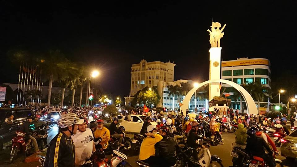 Càng lúc người dân đổ về đây càng đông để mừng Việt Nam vào tứ kết Asian Cup 2019.