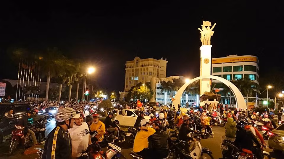 Càng lúc người dân đổ về đây càng đông để mừng Việt Nam vào tứ kết Asian Cup 2019.