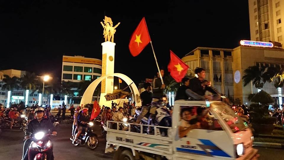 Tại TP Buôn Mê Thuột (Đắk Lắk) rất đông người dân đổ ra quảng trường ăn mừng.