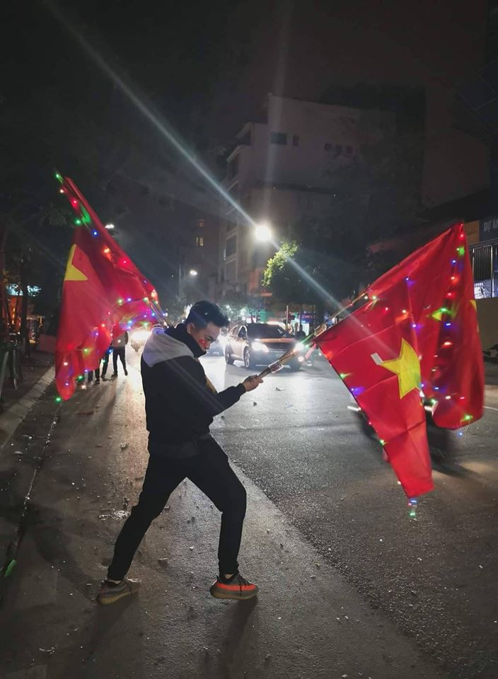 Một CĐV tạo dáng ghi lại khoảnh khắc đáng nhớ.