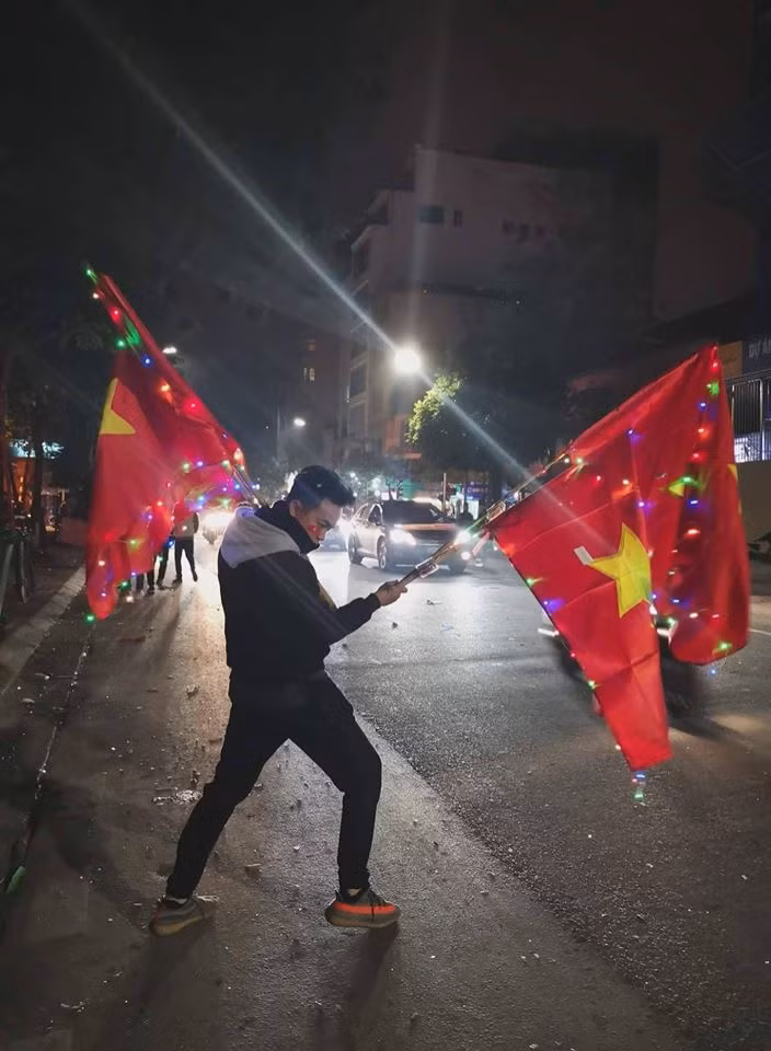 Một CĐV tạo dáng ghi lại khoảnh khắc đáng nhớ.