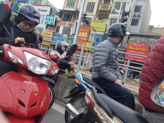Nhiều người ngao ngán ngồi đợi hết tắc đường