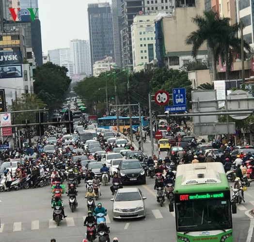 Người đi xe máy tràn hết vào đường BRT.